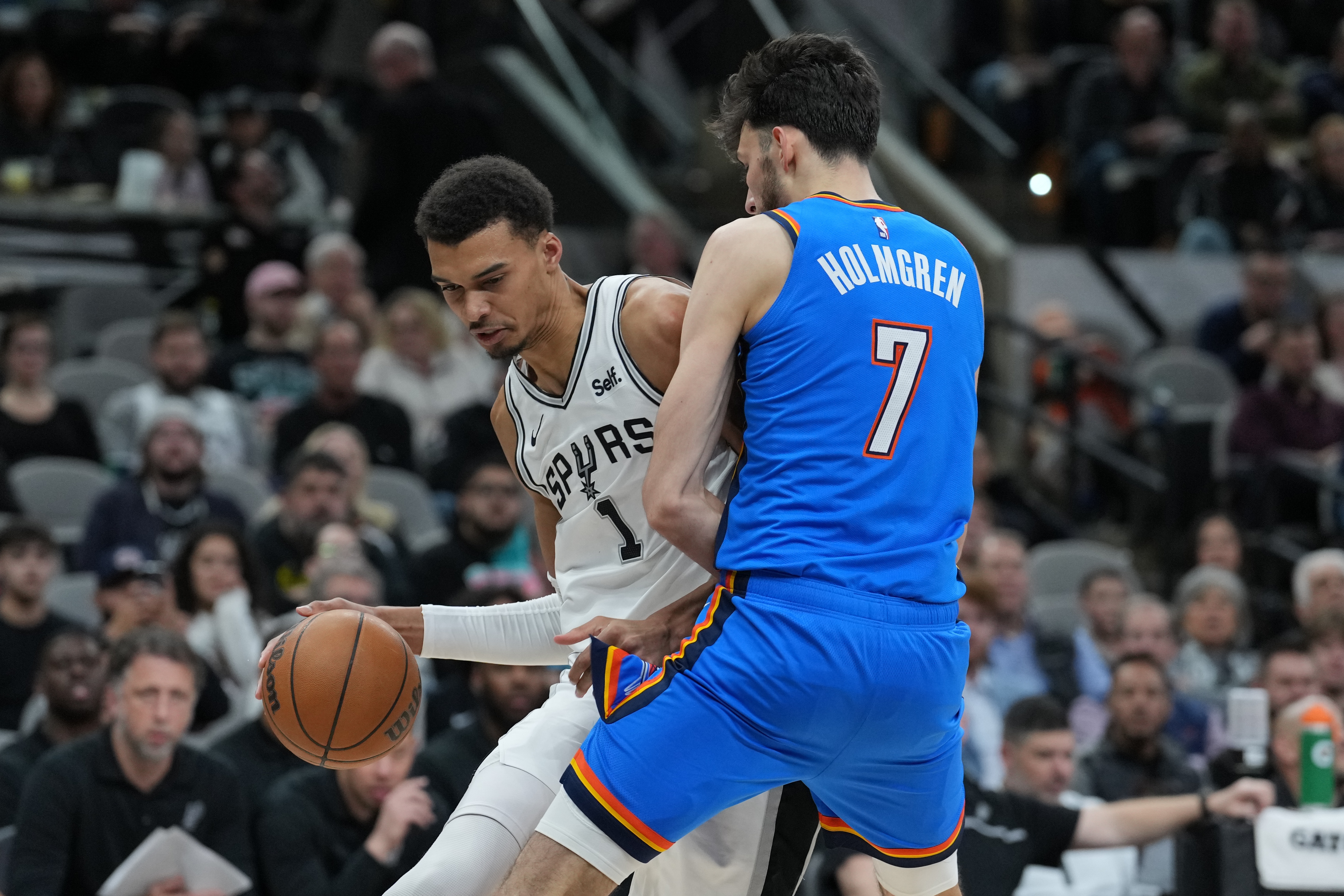 天博体育官方网站-两度生吃！美网友：文班一打切特就来劲 文班拿捏对位&amp;切特有戒指