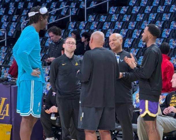 天博体育-【现场】马威赛前与教练组详谈 用胜利弥补交易遗憾