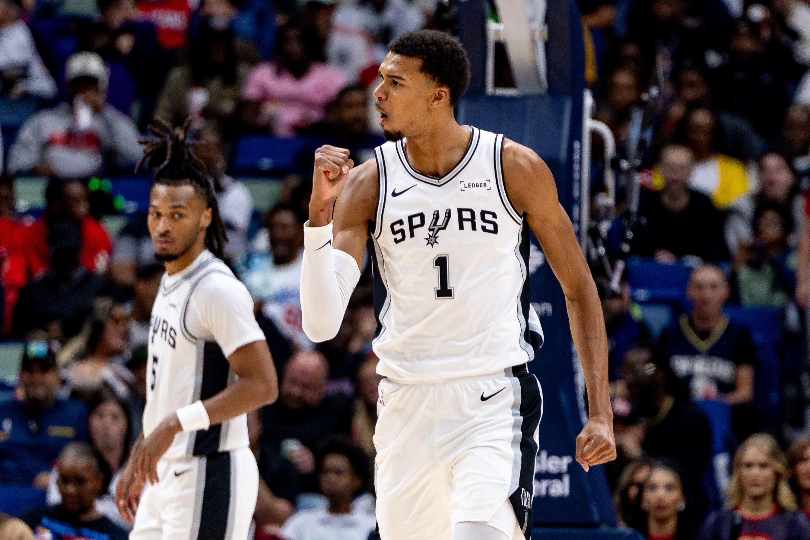 天博体育官方网站-马刺今日迎战雄鹿 马刺首发：文班&amp;福克斯&amp;卡斯尔&amp;巴恩斯&amp;尚帕尼